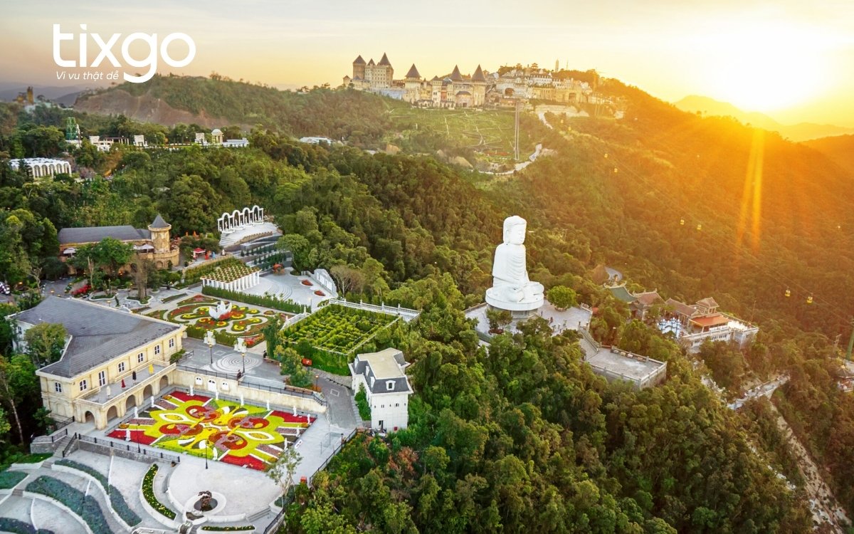 Một góc vườn hoa Le Jardin D’Amour nhìn từ trên cao Một góc vườn hoa Bà Nà Hills nhìn từ trên cao