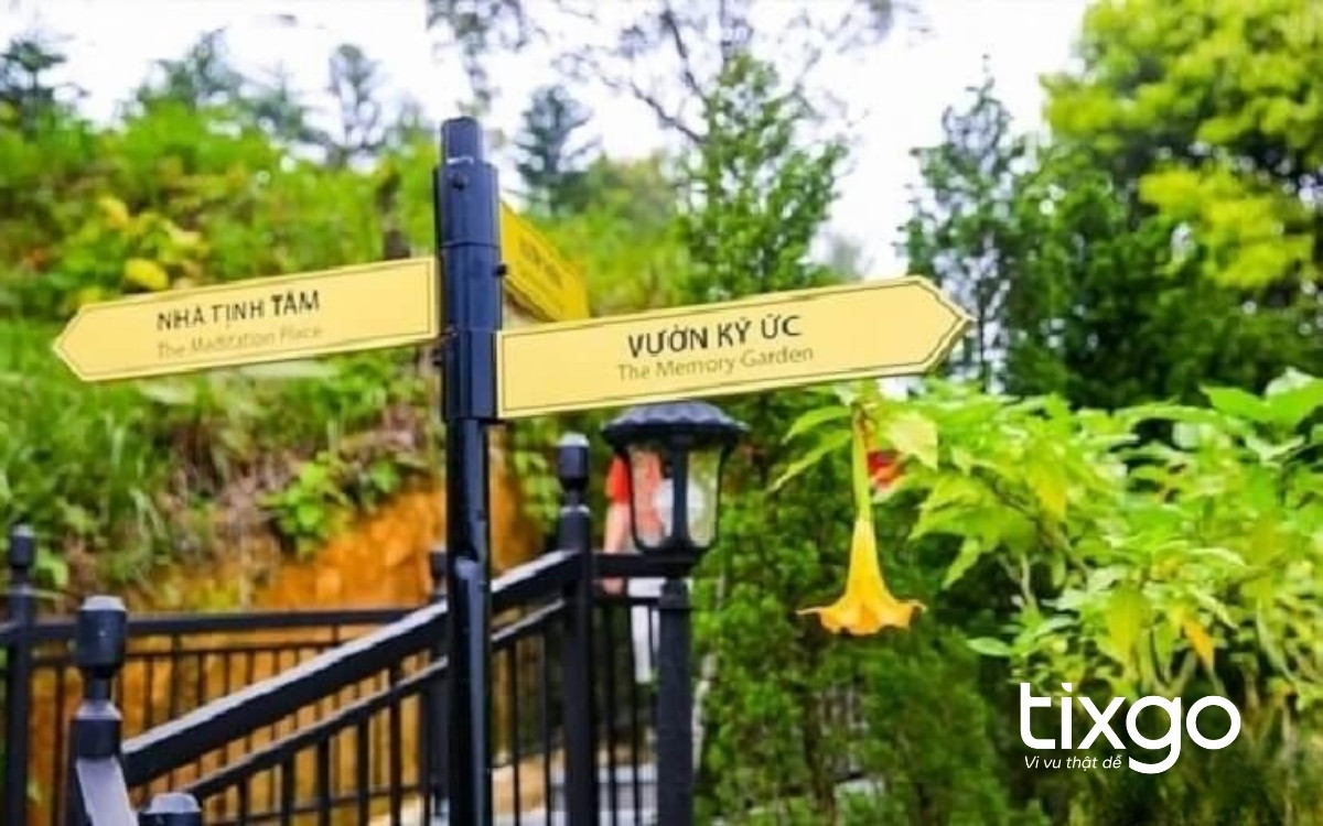 Bảng hướng dẫn vào vườn Ký Ức của vườn hoa Le Jardin D’Amour Bảng hướng dẫn vào vườn Ký Ức của vườn hoa Bà Nà Hills