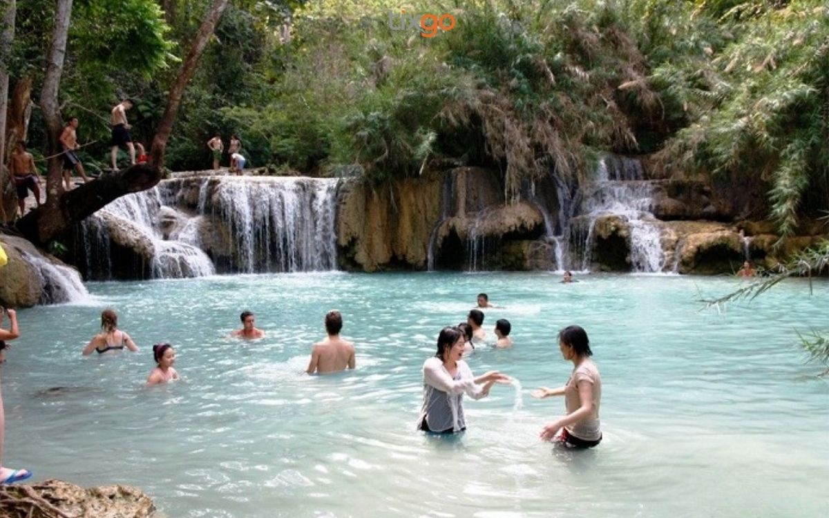Ngâm mình trong làn nước suối mát lạnh, trong lành Ngâm mình trong làn nước suối mát lạnh, trong lành